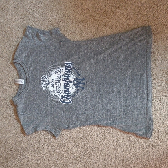 ⭐5th & Ocean Yankees Gray 2009 World Series Tshirt Size Medium - Picture 1 of 3